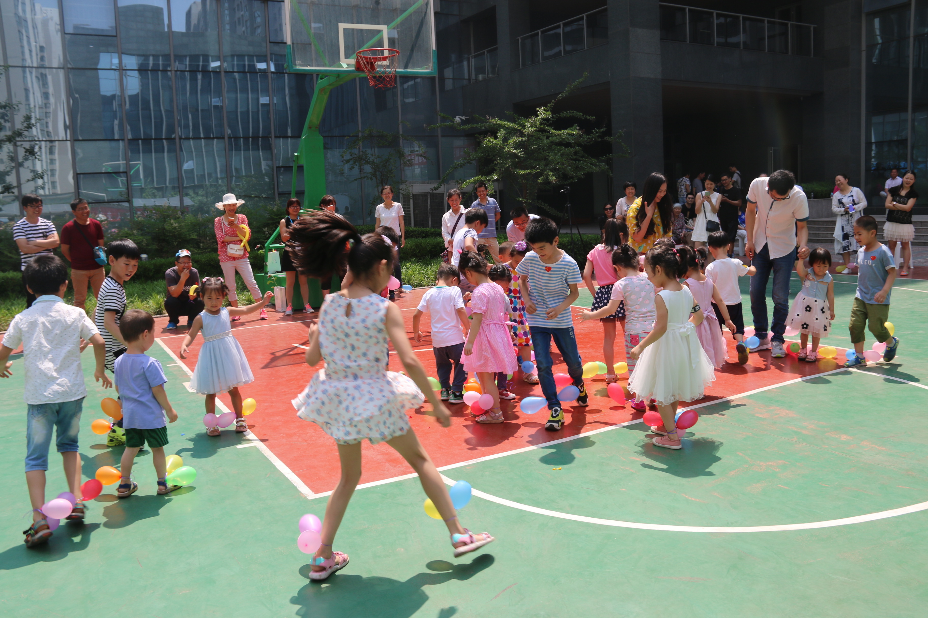 5、孩子們的歡笑感染全場.JPG